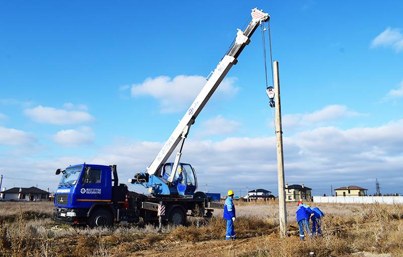 Энергетики строят объекты электросетевой инфраструктуры для подключения к сетям компании 100 домовладений, строящихся в поселке Стругатский Среднеахтубинского района.
