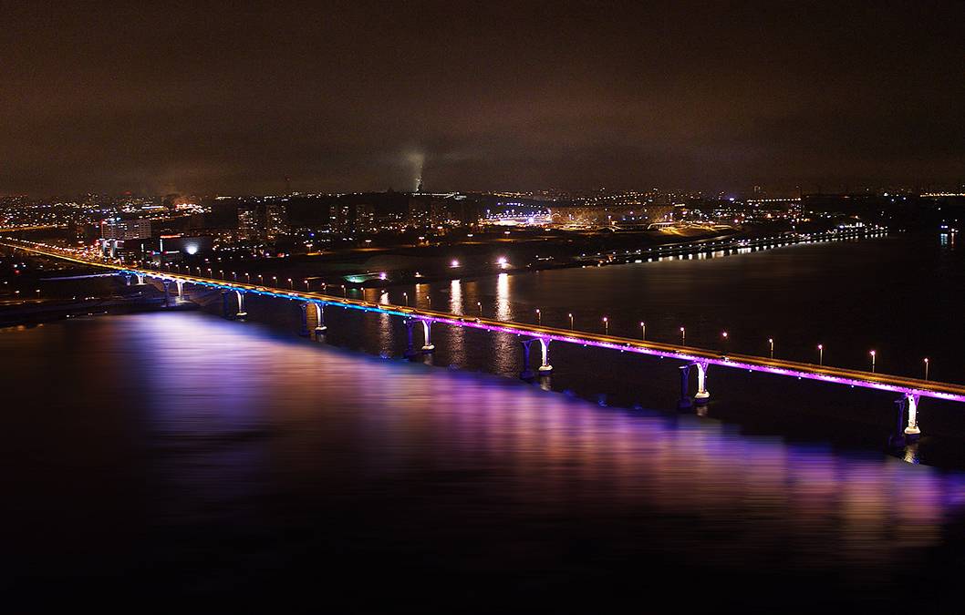 В преддверии государственного праздника "День России" специалисты «Волгоградоблэлектро» подготовили праздничную программу  архитектурно-художественного  освещения моста через Волгу