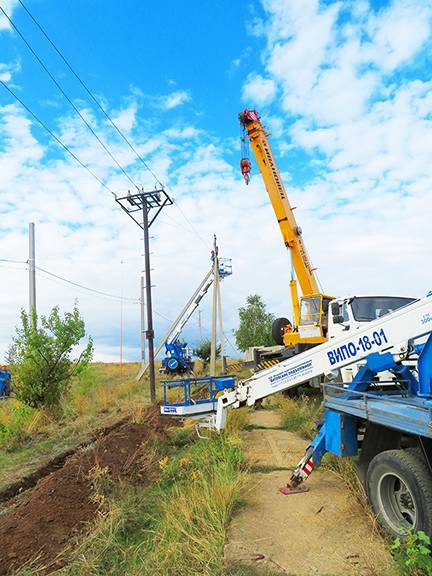 АО "Волгоградоблэлектро" повышает надежность электроснабжения: специалисты устанавливают на воздушные линии электропередачи современные реклоузеры