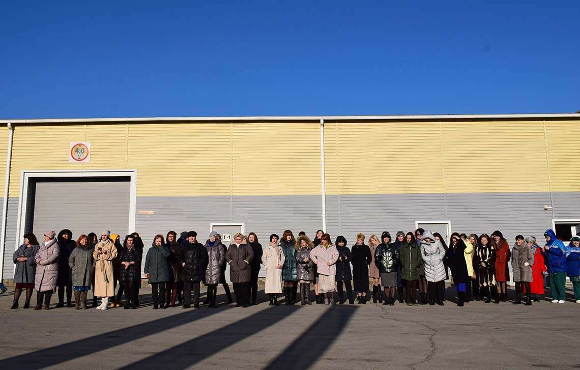 Мужской коллектив  АО «Волгоградоблэлектро»  поздравил  женщин с  Международным женским днем
