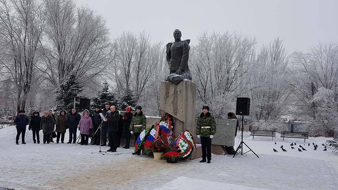 Торжественное возложение цветов к памятнику маршала Советского Союза Георгия Жукова