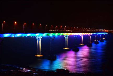 Ночной Волгоград преобразила оригинальная иллюминация моста через Волгу  