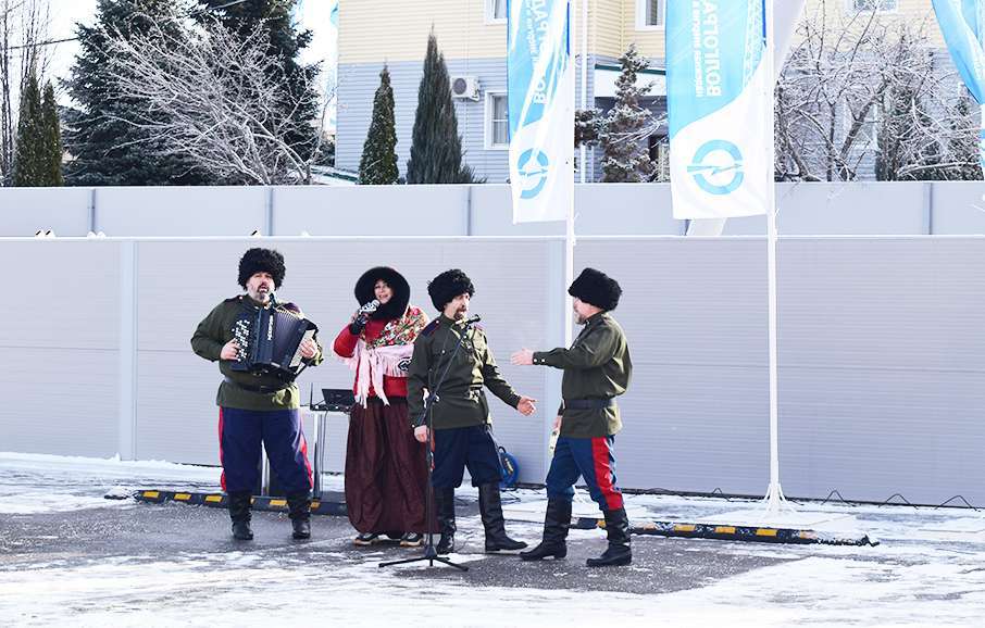 В преддверии 23 февраля женский коллектив АО «Волгоградоблэлектро» поздравил мужчин с  Днем защитника Отечества. 