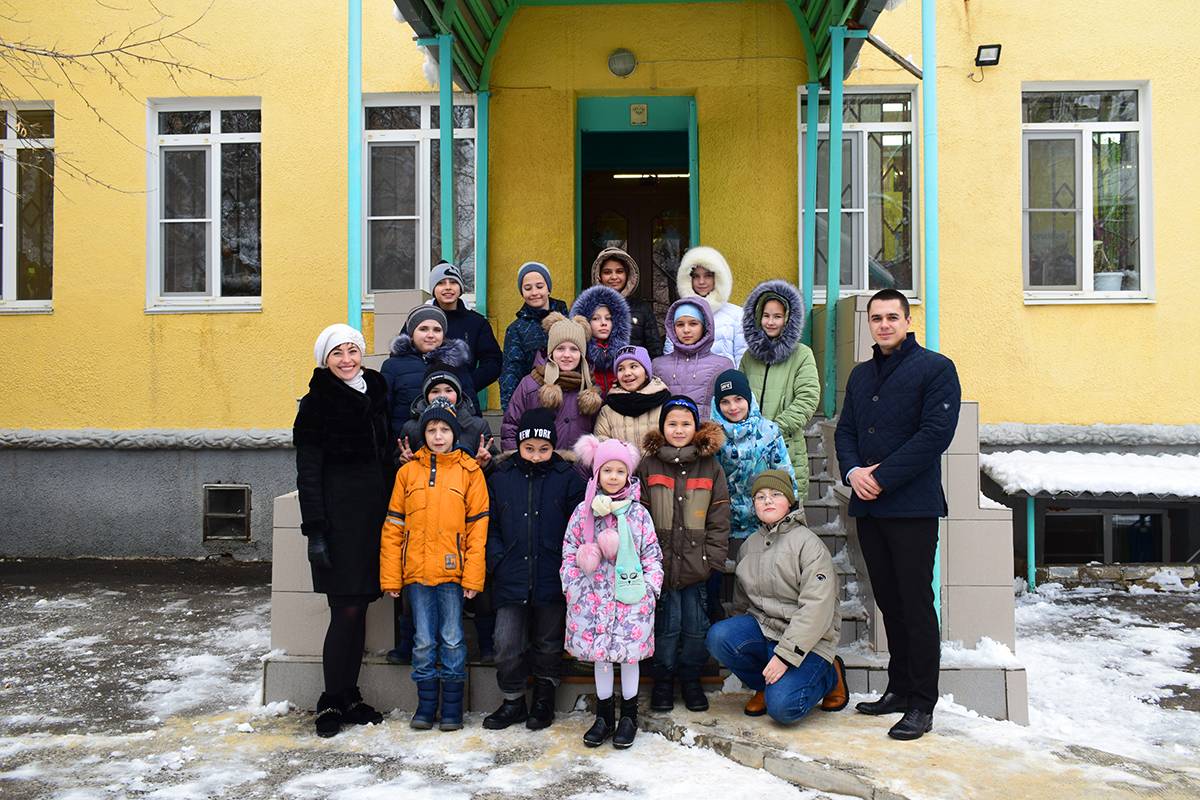 С наступающим Новым годом и Рождеством представители коллектива ПАО «Волгоградоблэлектро» поздравили воспитанников православного приюта «Дом Милосердия» 